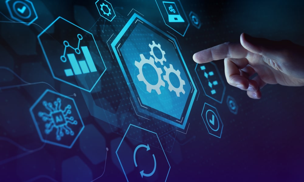 Mão prestes a tocar ícones modernos dentro de hexágonos que simbolizam a automação do gerenciamento de ambientes de TI.