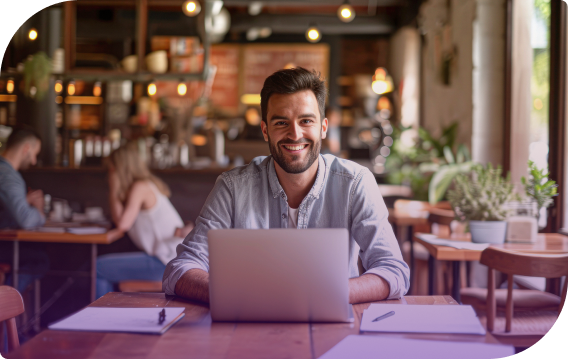 Cliente com notebook em cafeteria tenciona a contratação de licenças Microsoft e Red Hat oferecida por especialistas Edge UOL.