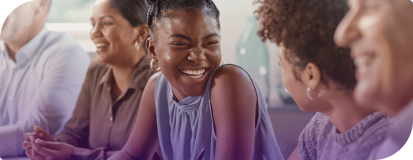 Pequeno grupo de Edgers, funcionários da Edge UOL, sorrindo enquanto conversam e interagem.