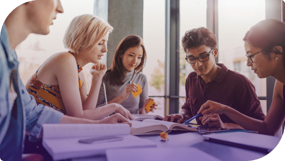 Grupo de funcionários da Edge UOL estudando e buscando mais certificações, formações enriquecedoras e aprimoramento técnico.