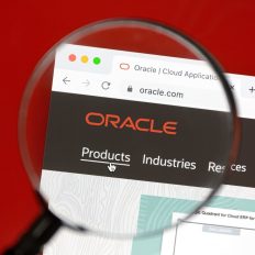 Página web do site da oracle visto através de uma lupa